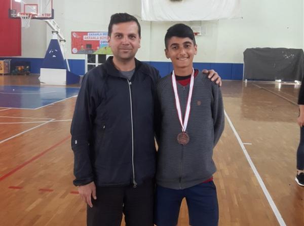 İskenderun´da düzenlenen 23 Nisan ulusal Egemenik Haftası Masa Tenisi Turnuvalarında  okulumuz 8/A sınıfı öğrencisi Halil İbrahim AYSÜT Üçüncü oldu.